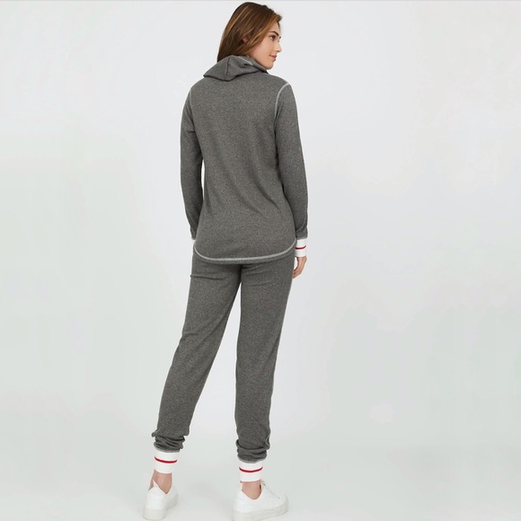 🎄🎁 MEDIUM CHALET HOODED PAJAMA SET - Picture 3 of 8